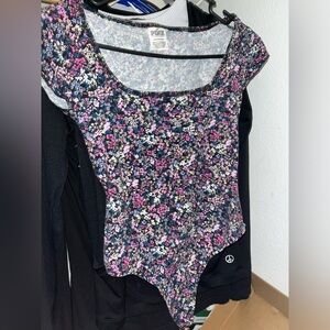 PINK VICTORIA SECRET FLORAR SHIRT